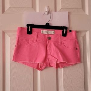 abercrombie pink jean shorts。comes with tag。